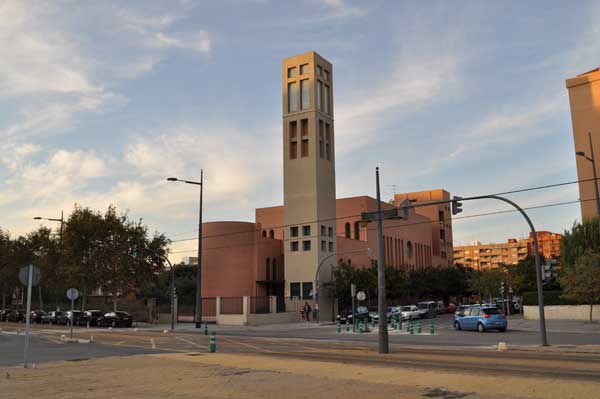 iglesia cerca del anochecer