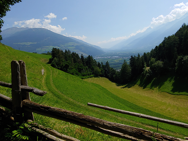 Paisaje pradera y monta&ntilde;as